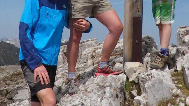 Seine Familie unterstützt ihn: Matthias Barsch mit Freundin Michelle und Sohn Finley am Gipfelkreuz.