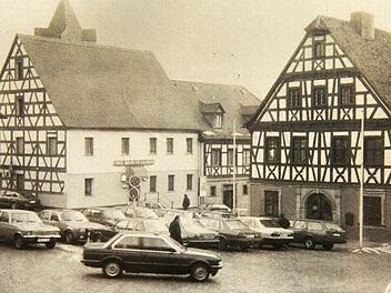 Noch in den 1980er-Jahren sah es am Marktplatz so aus. Flanieren war dort noch nicht möglich.  Foto: Archiv FT; Fotograf unbekannt