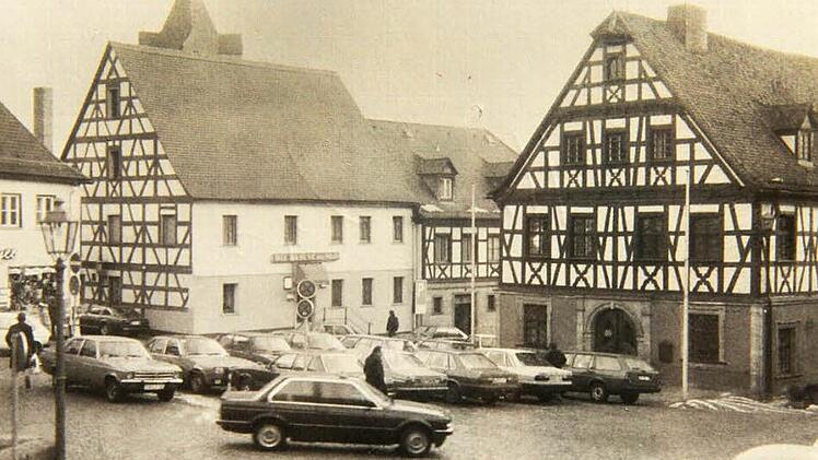 Noch in den 1980er-Jahren sah es am Marktplatz so aus. Flanieren war dort noch nicht möglich.  Foto: Archiv FT; Fotograf unbekannt