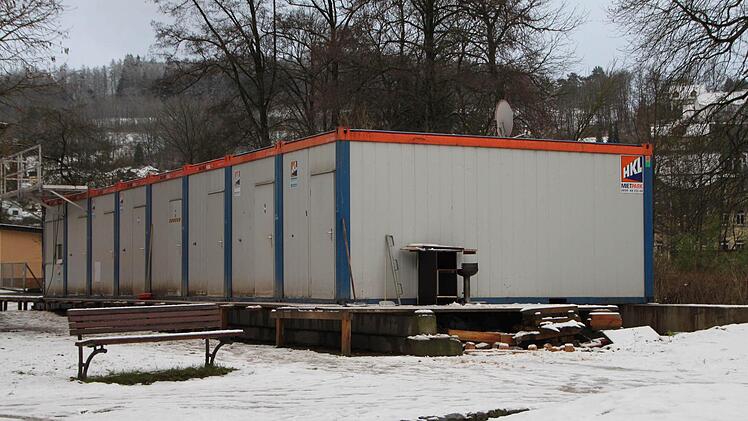 Anfang voriger Woche standen die Wohn-Container im Kurpark Bad Brückenau noch. Foto: Ulrike Müller