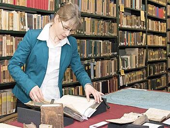 Carolin Oser-Grote in der Augustinerbibliothek in Münnerstadt Foto: Björn Hein