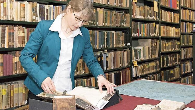 Carolin Oser-Grote in der Augustinerbibliothek in Münnerstadt Foto: Björn Hein