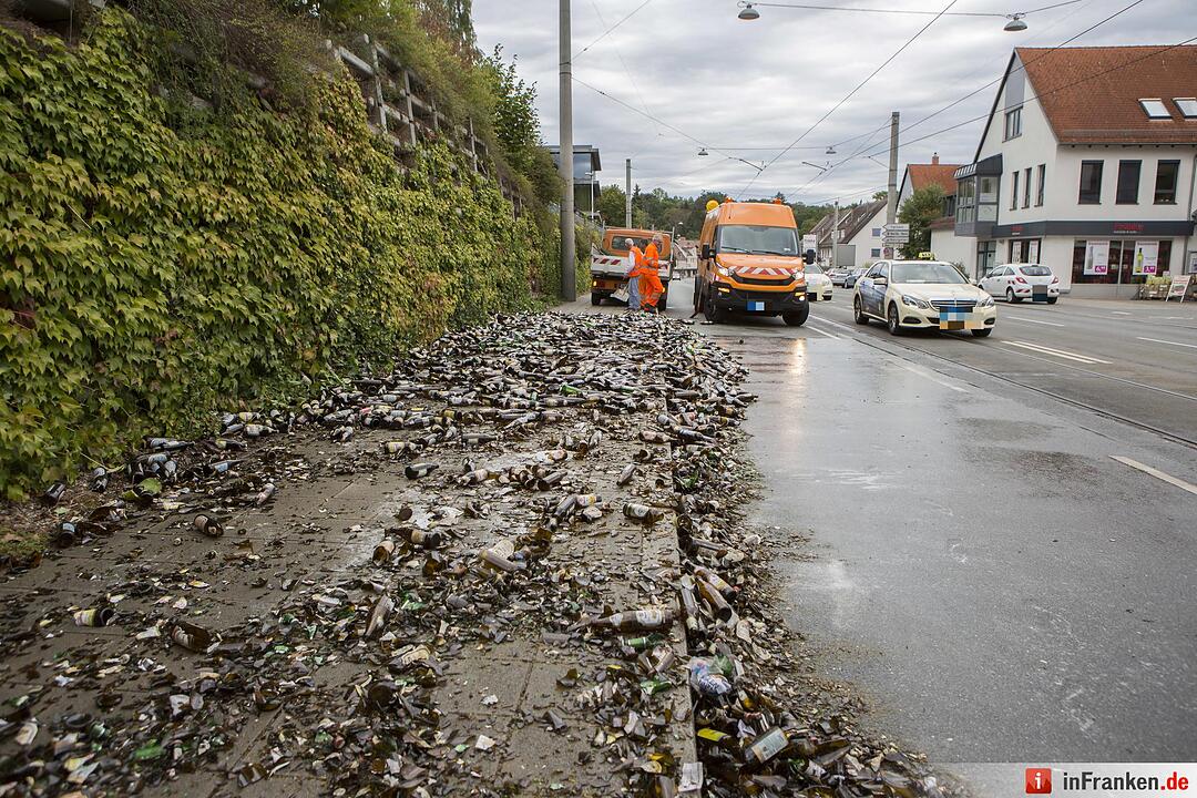Nürnberg: Getränkelaster verliert in Kurve mehrere Bierkisten