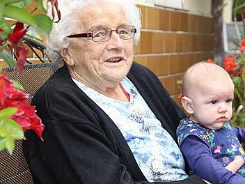 So kennen sie die Kasendorfer: Frieda Soyke mit Urenkelin Hanna vor dem Haus. Foto: Katharina Müller-Sanke