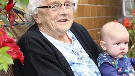 So kennen sie die Kasendorfer: Frieda Soyke mit Urenkelin Hanna vor dem Haus. Foto: Katharina Müller-Sanke