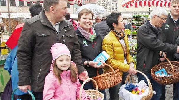 Hans Rebelein (Fünfter von rechts) und die anderen BBV-Mitglieder erklären den beiden Mädchen Maxima und Jasmin die neue Webseite.