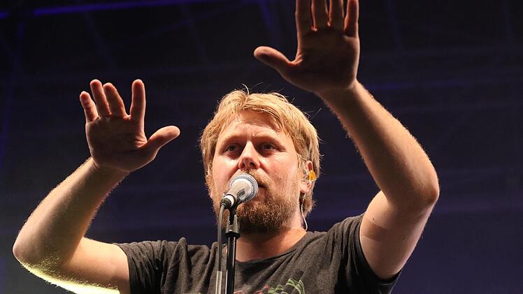 Leadsänger und Trompeter Stefan Dettl hatte das Publikum im Staatsbad mit LaBrassBanda mühelos im Griff. Foto Sebastian Schmitt
