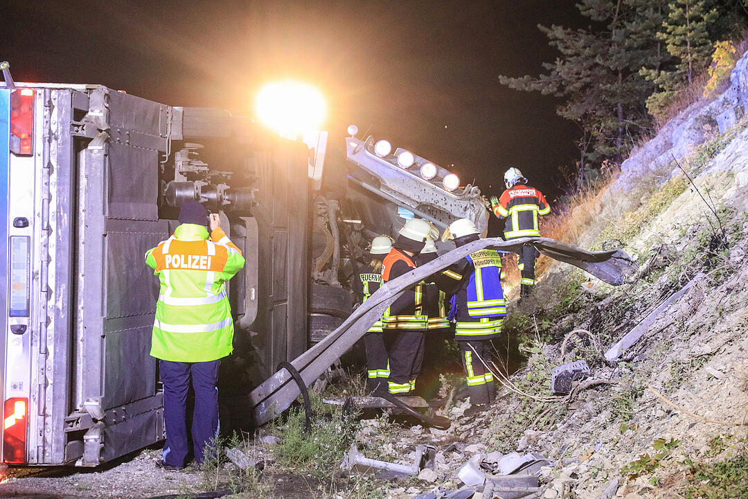 Gegen Felswand gekracht und aus Fahrzeug geschleudert