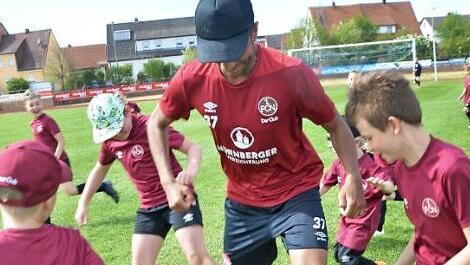Auch beim Dribbeln gegen die Kids war der Profi gefordert.