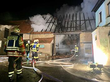 Im Landkreis Würzburg ist am frühen Morgen eine Scheune in Brand geraten.