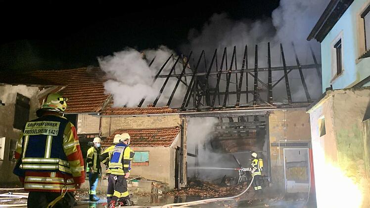 Im Landkreis Würzburg ist am frühen Morgen eine Scheune in Brand geraten.