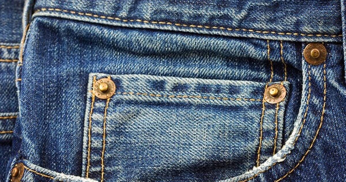 Die kleine Tasche in der Jeans