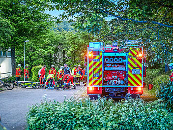 Mehrere Jugendliche bei Sturz durch Sporthallendach schwer verletzt