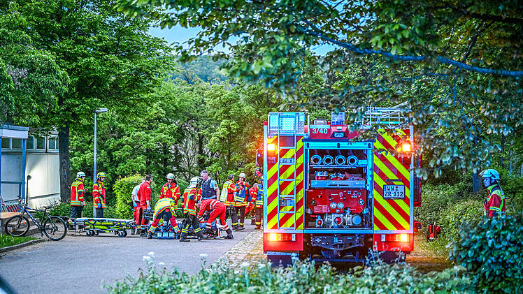 Mehrere Jugendliche bei Sturz durch Sporthallendach schwer verletzt