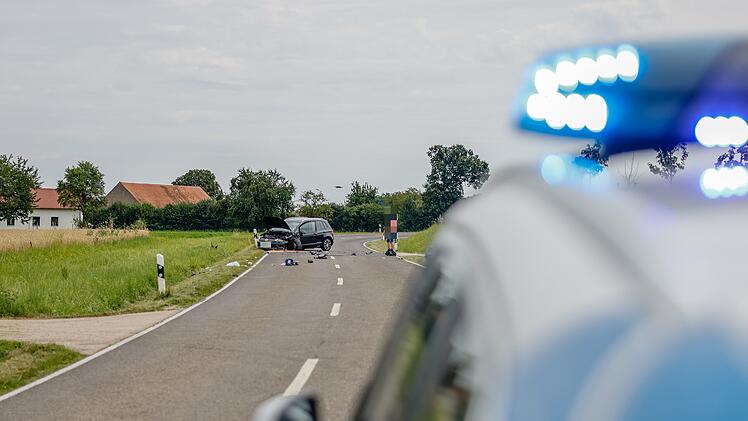 Allersberg: Motorradfahrer will Lastwagen überholen und kollidiert mit Auto - Biker stirbt in Krankenhaus