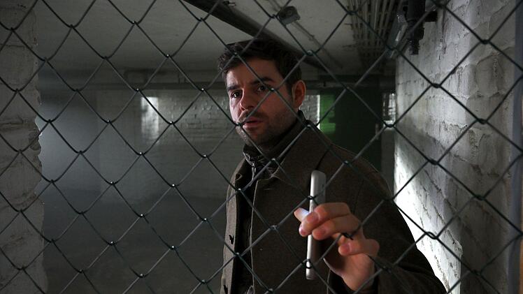 Nils Makowski (Lucas Reiber) sucht am Tatort nach Spuren.