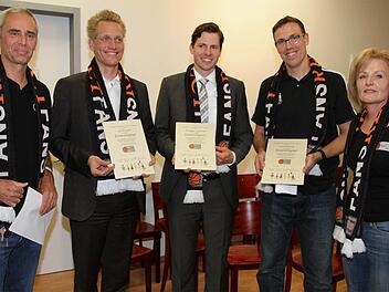 Als hochkarätige Ehrenmitglieder  der Initiative "Fans respect Fans" konnte das Bamberger Ehepaar Walter (l.) und Ulli (r.) Schell nicht nur Beko BBL-Geschäftsführer Jan Pommer (2.v.l.) gewinnen, sondern auch die beiden Trainer des letztjährigen Finals  (Chris Fleming von den Brose Baskets, 2.v.r.) gegen Ulm (ratiopharm-Coach Thorsten Leibenath).  Foto:  Bertram Wagner