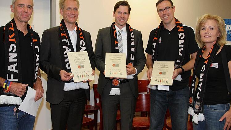 Als hochkarätige Ehrenmitglieder  der Initiative "Fans respect Fans" konnte das Bamberger Ehepaar Walter (l.) und Ulli (r.) Schell nicht nur Beko BBL-Geschäftsführer Jan Pommer (2.v.l.) gewinnen, sondern auch die beiden Trainer des letztjährigen Finals  (Chris Fleming von den Brose Baskets, 2.v.r.) gegen Ulm (ratiopharm-Coach Thorsten Leibenath).  Foto:  Bertram Wagner