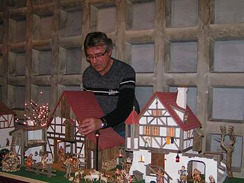 Krippenbaumeister Reinhard Amon vor einem seiner Kunstwerke, einer fränkischen Krippe. Foto: Amon