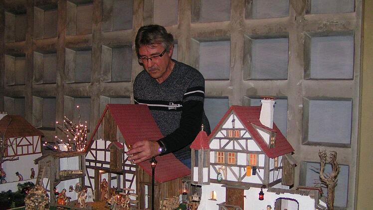 Krippenbaumeister Reinhard Amon vor einem seiner Kunstwerke, einer fränkischen Krippe. Foto: Amon