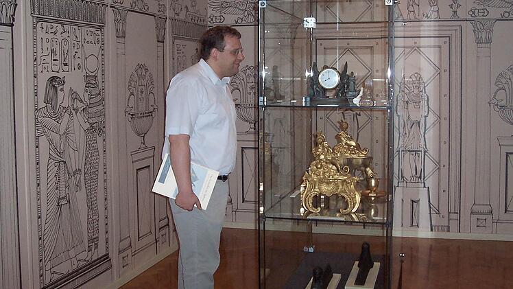 Museumsleiter Markus Mergenthaler betrachtet die Exponate im ersten Ausstellungszimmer mit der Wandverkleidung des russischen Künstlers Wladimir Petritschev.