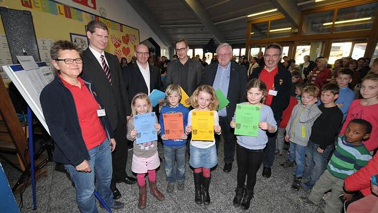 Diese Kinder freuen sich über ihre Urkunden, die ...