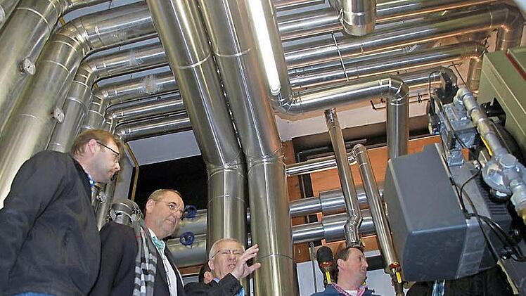 Diplom-Ingenieur Hans Schwender (Dritter von links) und Bauleiter Thomas Dauer (links) erläutern Bürgermeister Jürgen Kohmann (Zweiter von links), Hausmeister Jürgen Dietz (rechts) und Stadtbaumeister Andreas Ender (verdeckt) die Funktionsweise und das Energiesparpotenzial des gasbefeuerten neuen Blockheizkraftwerks in der Adam-Riese-Halle.  Foto: Matthias Einwag