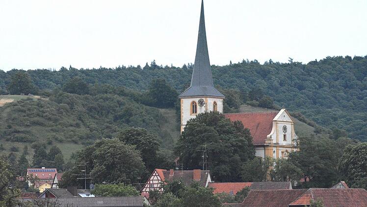 Die Kirche St. Margaretha in Goßmannsdorf muss einer General-Außensanierung unterzogen werden, weil die Schäden nun gefährlich geworden sind. Foto: Gerhard Schmidt