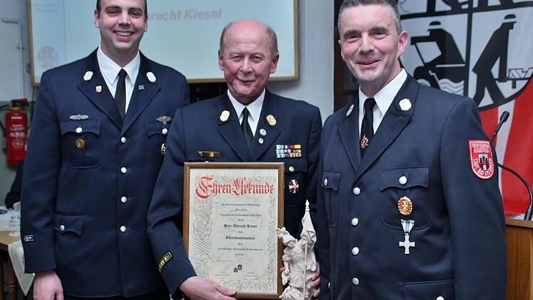 Albrecht Kiesel ist zum Ehrenkommandanten ernannt worden. Kommandant Bernd Ort (r.) und stellvertreter Tobias Dittrich gratulieren.  Foto: Werner Vogel