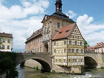 Seit der Erlangung des Welterbe-Status hat sich Bamberg zur Touristenhochburg entwickelt - nicht nur zur Freude der Bevölkerung (Blick auf das Alte Rathaus). Fotos: Marion Krüger-Hundrup