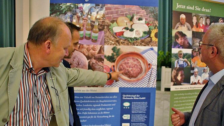 Die Vielfalt der Rhön zeigt Michael Geier, Leiter der Verwaltungsstelle des Biosphärenreservats dem Bad Kissingen Wirtschaftsförderer Jürgen Metz und Bürgermeister Gotthard Schlereth, Oberthulba.  Foto: Werner Vogel