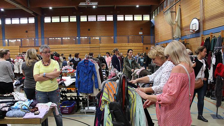 Schauen und Wühlen - dafür waren die Frauen gekommen.
