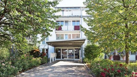 Der Eingangsbereich der Staffelsteiner Seniorenwohnanlage "Quellenhof". Am heutigen Freitag ist die Bev&ouml;lkerung zum Tag der offenen T&uuml;r herzlich eingeladen. Foto: Stephen Bauersachs