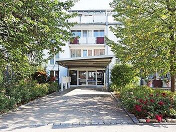 Der Eingangsbereich der Staffelsteiner Seniorenwohnanlage "Quellenhof". Am heutigen Freitag ist die Bevölkerung zum Tag der offenen Tür herzlich eingeladen. Foto: Stephen Bauersachs