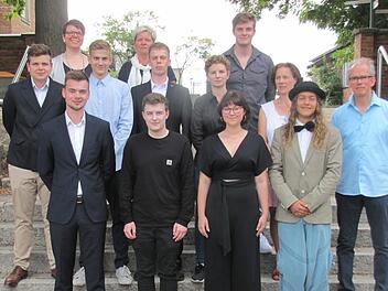 Die Schüler der Rudolf-Steiner-Schule in Beiersdorf haben erfolgreich an der Abschlussprüfung der bayerischen Realschulen teilgenommen. Unser Bild zeigt sie zusammen mit Vertretern der eigenen Schule und der Staatlichen Realschule Coburg II. Foto: Martin Koch