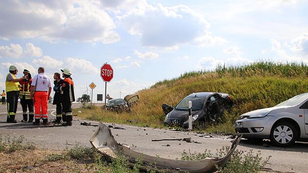 Zwei Menschen sind bei einem Unfall bei Bettenfeld (Landkreis Ansbach) am Sonntagnachmittag (04.08.2019) ums Leben gekommen. Drei Fahrzeuge waren beteiligt. Foto: NEWS5/Oswald