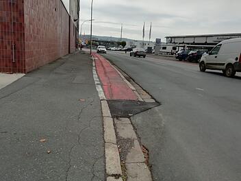 Hier klaffte ein großes Loch und machte die Stelle, die durch die Einmündung der Zufahrt zum Real-Markt ohnehin heikel ist, noch gefährlicher. Jetzt ist das Loch verschwunden.Katrin Geyer
