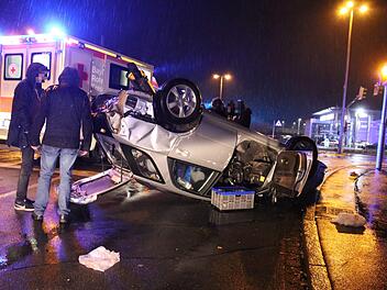 Unfall in F&uuml;rth am Freitagabend: Ein Wagen landete nach einem Zusammensto&szlig; auf dem Dach. Foto: NEWS5 / O&szlig;wald