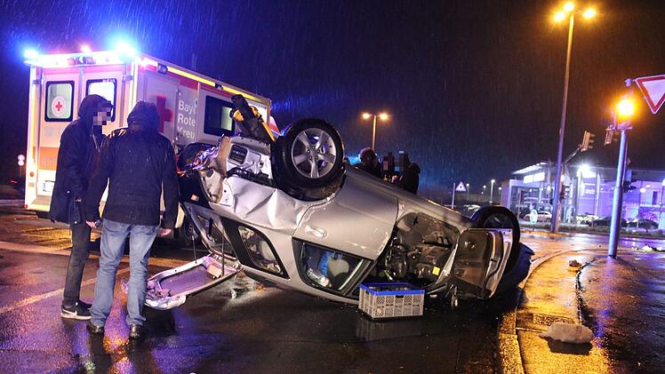 Unfall in F&uuml;rth am Freitagabend: Ein Wagen landete nach einem Zusammensto&szlig; auf dem Dach. Foto: NEWS5 / O&szlig;wald