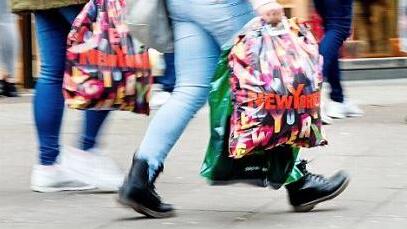 An diesem Freitag entscheidet der Bundesrat über das Plastiktütenverbot. Foto: H. Dittrich, dpa