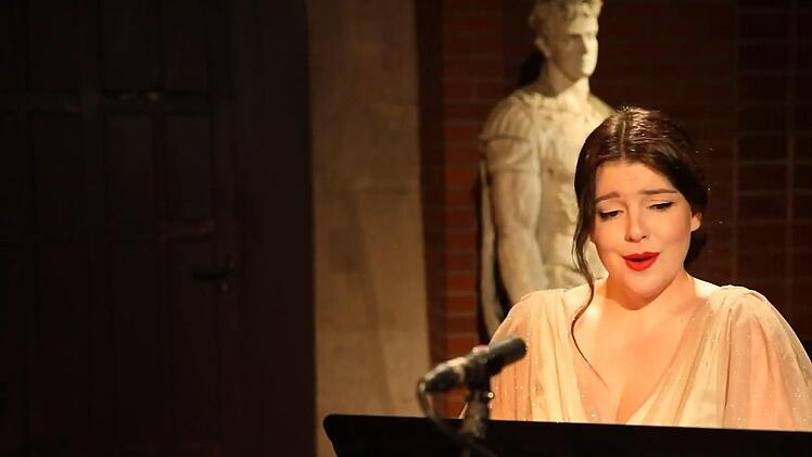 Die Sopranistin Dimitra Kotidou war eine der Interpretinnen in der aktuellen Folge Klassik am Sonntag, die ausschließlich dem komponierenden Coburger Herzog Ernst II. gewidmet war.Screenshot: Landestheater/Video Sylvain Guillot