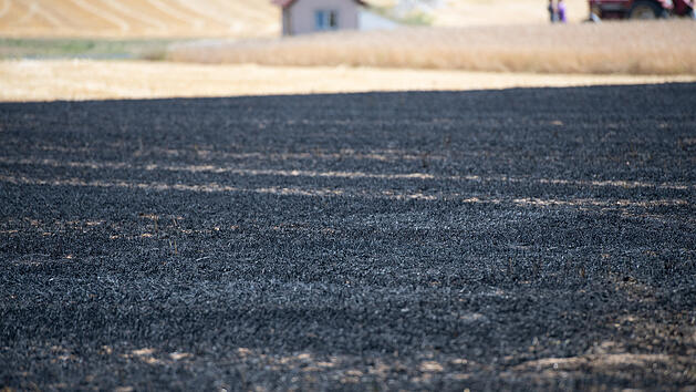 Feld im Kreis Main-Spessart in Flammen