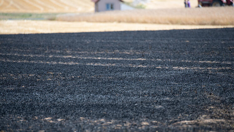 Feld im Kreis Main-Spessart in Flammen