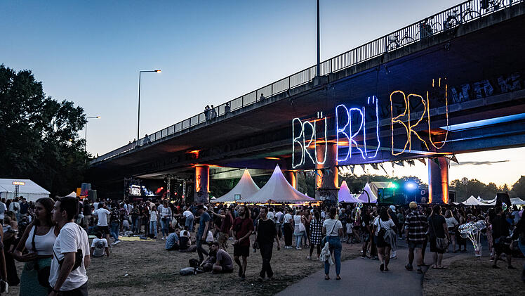 Feierstimmung unter einer Brücke