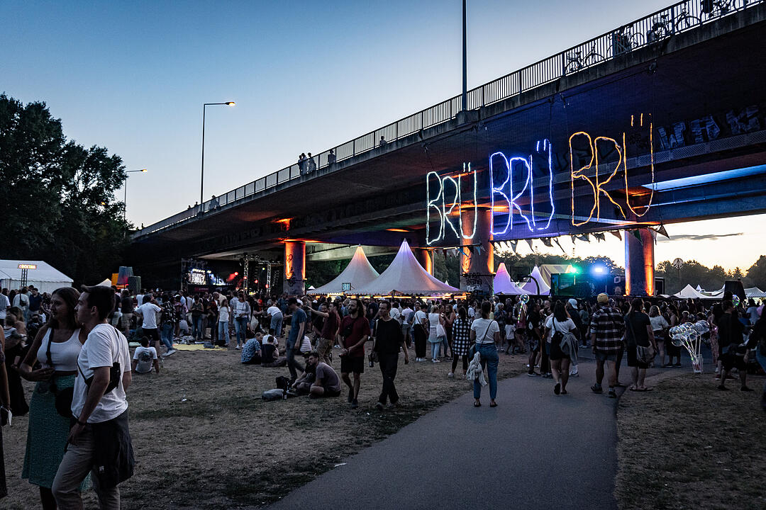 Feierstimmung unter einer Brücke