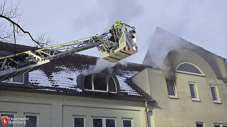 W&auml;hrend Feuer in Bamberger Wohnhaus: Mann aus Main-Donau-Kanal gerettet