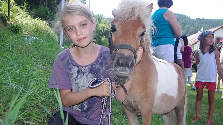 Katharina mit "Pakko". Das Falabella ist eine argentinische Miniaturponyrasse. Sie gehört zu den kleinsten Rassen der Welt. Foto: Heike Schülein