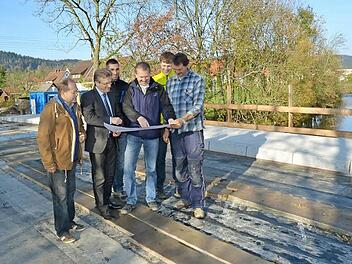Vom Baufortschritt beim Brückenbau überzeugten sich (von links): Günter Hempfling (Bauamtsleiter, Gemeinde Stockheim), Bürgermeister Rainer Detsch, Udo Madwitz (Bauleiter Ingenieurbüro HTS, Kronach), Reinhold Hofmann (Bauleitung, Firma Raab, Ebensfeld). Foto: K.-H. Hofmann