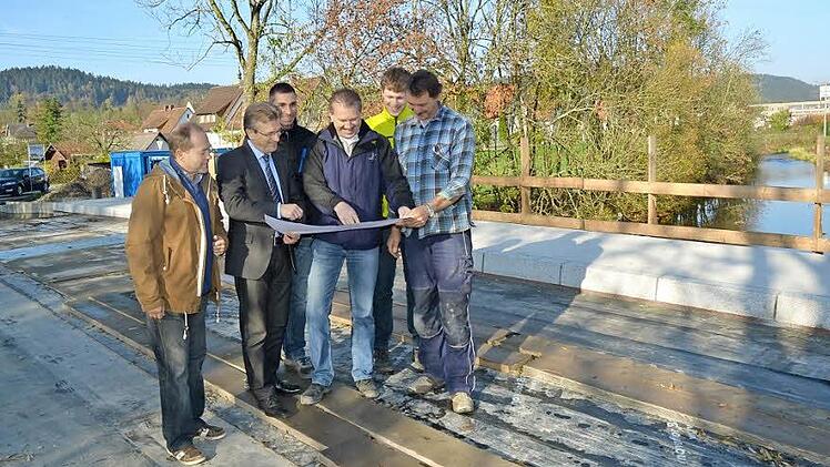 Vom Baufortschritt beim Brückenbau überzeugten sich (von links): Günter Hempfling (Bauamtsleiter, Gemeinde Stockheim), Bürgermeister Rainer Detsch, Udo Madwitz (Bauleiter Ingenieurbüro HTS, Kronach), Reinhold Hofmann (Bauleitung, Firma Raab, Ebensfeld). Foto: K.-H. Hofmann