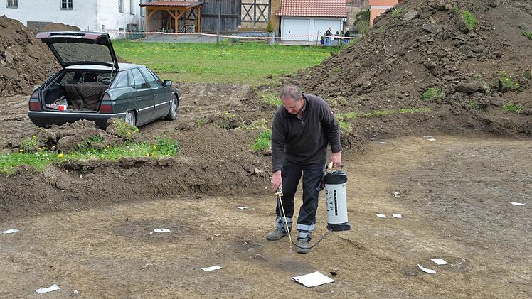Die Grabungsstelle an der Straße am Schießgraben. Die Reste der Siedlung im rechten Bild-Teil sind mit Markierungen belegt.  Fotos: Ronald Rinklef